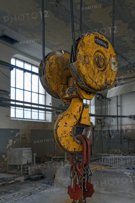 Hooks for heavy loads in a former paper factory
