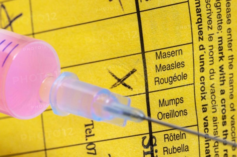 Vaccination certificate with syringe