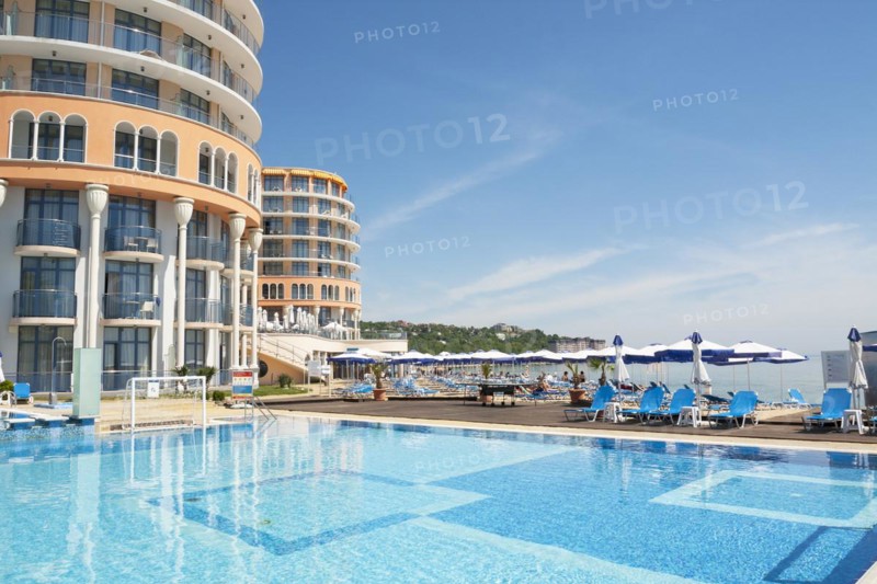 Hotel Azalia with swimming pool and beach