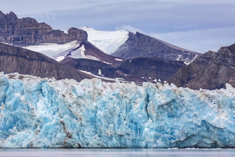 Kongsbreen glacier in autumn