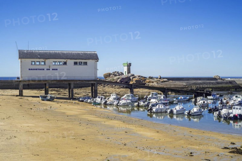 SNSM lifeboat station and lighthouse at the port