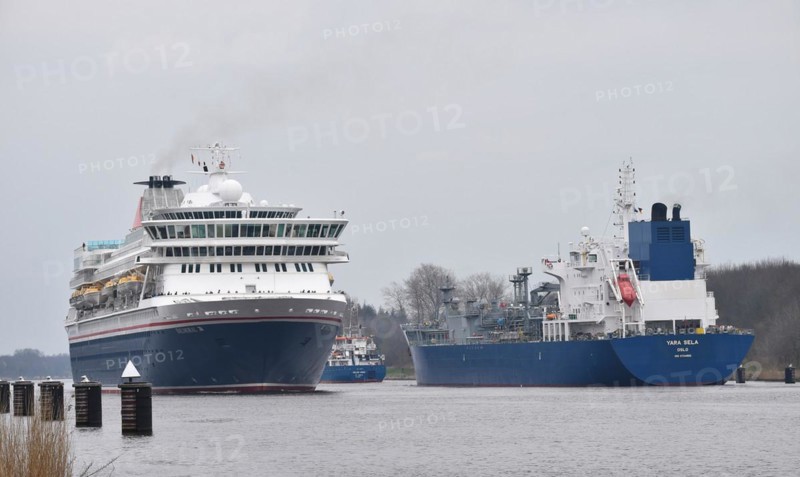 Cruise ship Balmoral and LPG tanker in the Kiel Canal