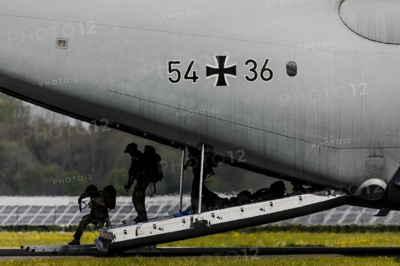 Soldiers leaving the Bundeswehr Airbus A400M aircraft