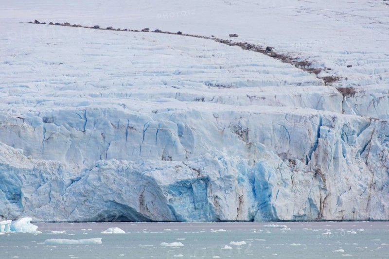 Debris on top of Smeerenburgbreen