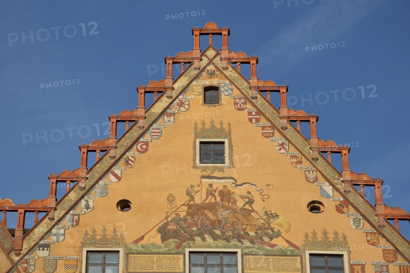 Ornate gable with mural of the historic Ulm box and city coat of arms on the town hall