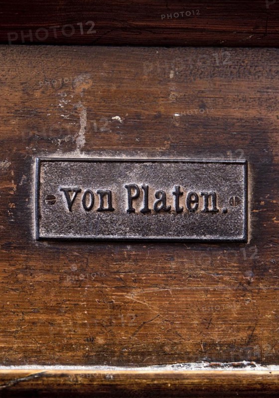 Permanently mounted nameplate on the church pew in the Nikolaikirche