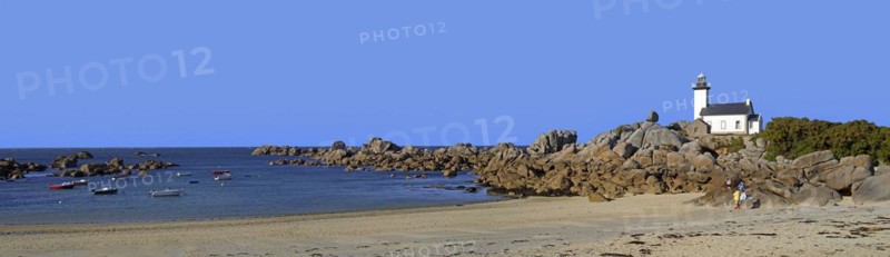 Beach and phare de Pontusval lighthouse at the Pointe de Beg-Pol