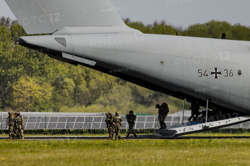 Soldiers leaving the Bundeswehr Airbus A400M aircraft