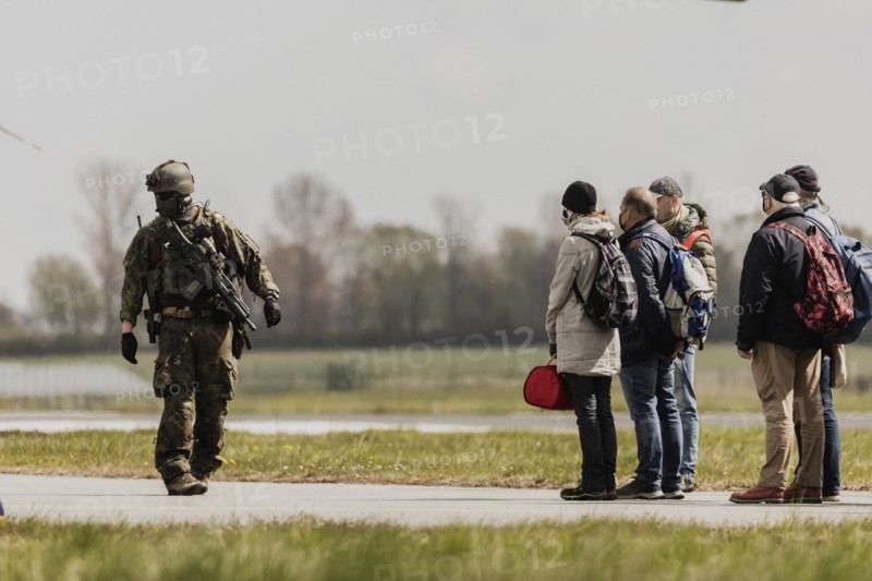 Soldiers bring extras to the Airbus A400M aircraft