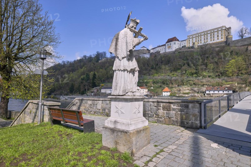 Statue with view of Veste Oberhaus