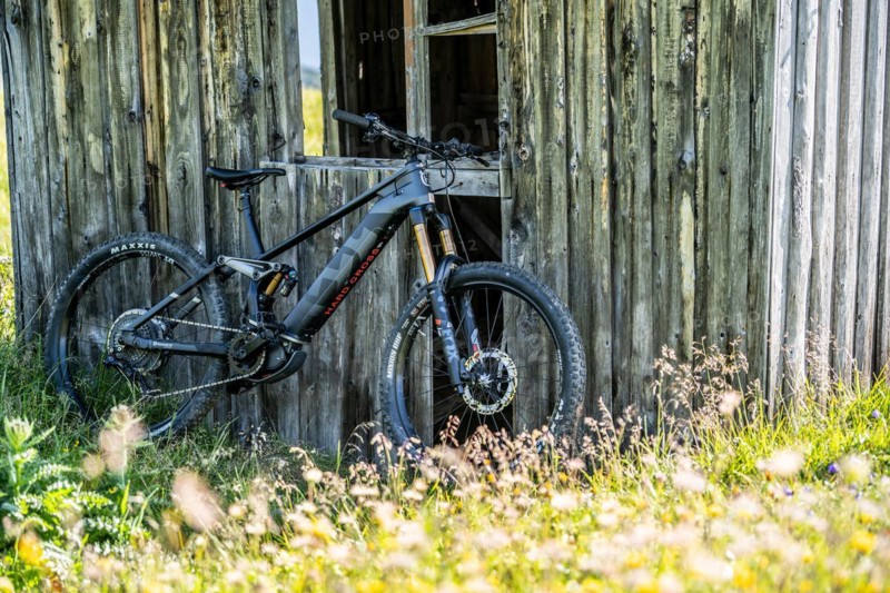 On a sunny summer day on the road with the e-bike in the Zillertal Alps