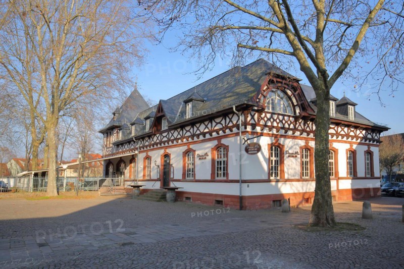 Coachman's house built in 1901 and former Villa Wellensiek and current restaurant Donna Mia