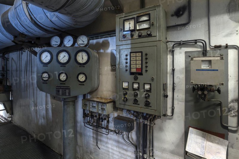 Measuring devices for pump pressure in a former paper factory