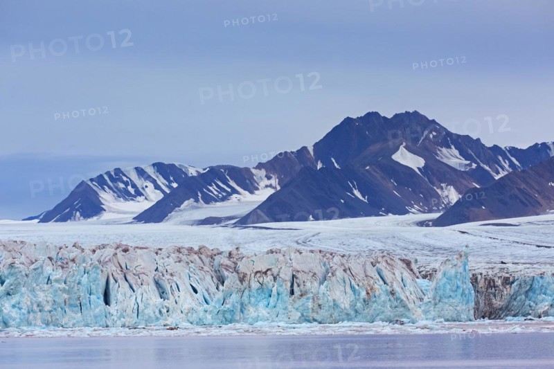 Kongsbreen glacier in autumn