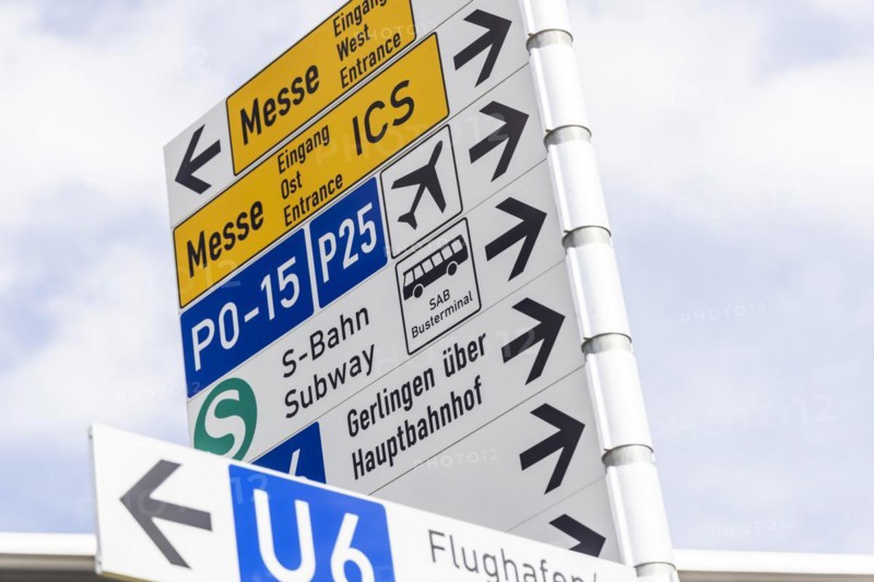 Signage at the trade fair centre for orientation between airport and public transport
