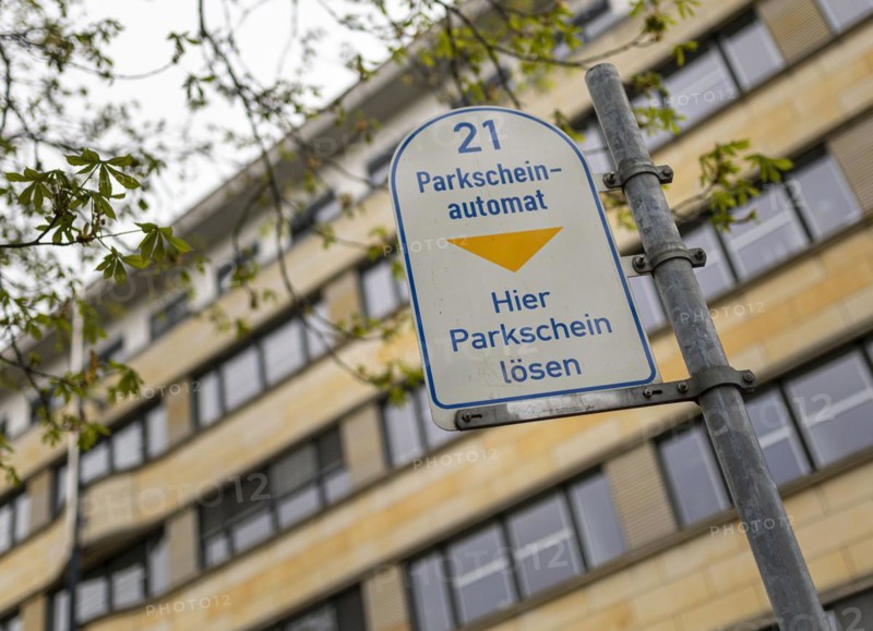 A sign indicates a parking ticket machine. Berlin