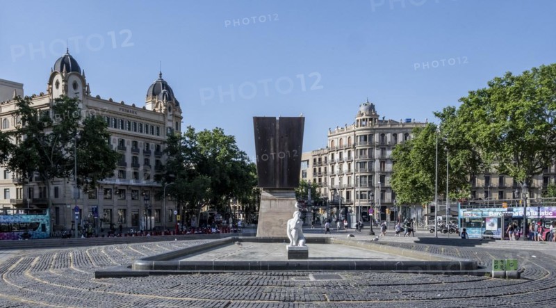 Sculpture La Deessa with fountain