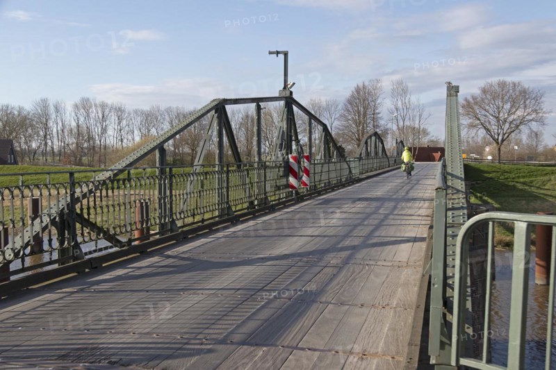 Swing bridge between Klevendeich and Neuendeich