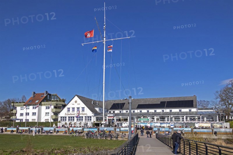 Restaurant Schulauer Faehrhaus and ship welcoming facility Willkomm Hoeft
