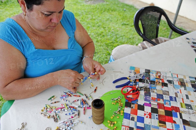 Costa Rican woman makes key rings from old newspapers