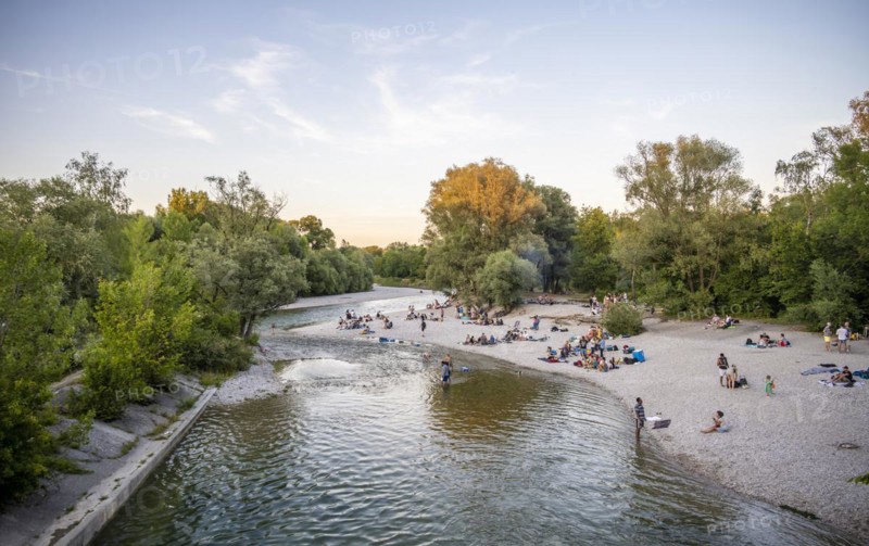 People on the Isar at the Flaucher