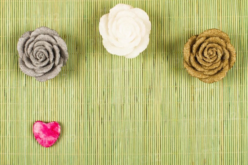 3 decorative roses and 1 heart on green background