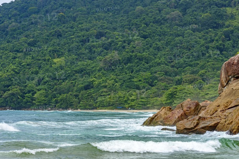 The encounter between the beach