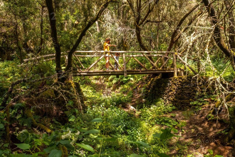 A mother on a bridge on the La Llania trekking trail in El Hierro