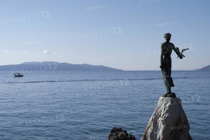 Statue Greeting to the Sea