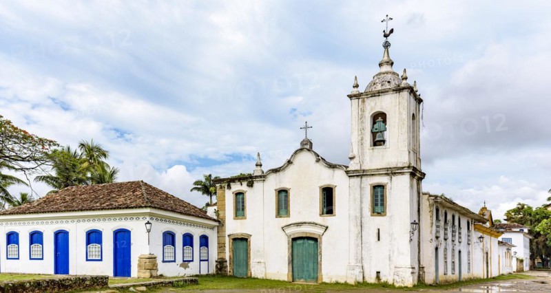 Church and old colonial-style houses in the historic city of Paraty on the coast of Rio de Janeiro