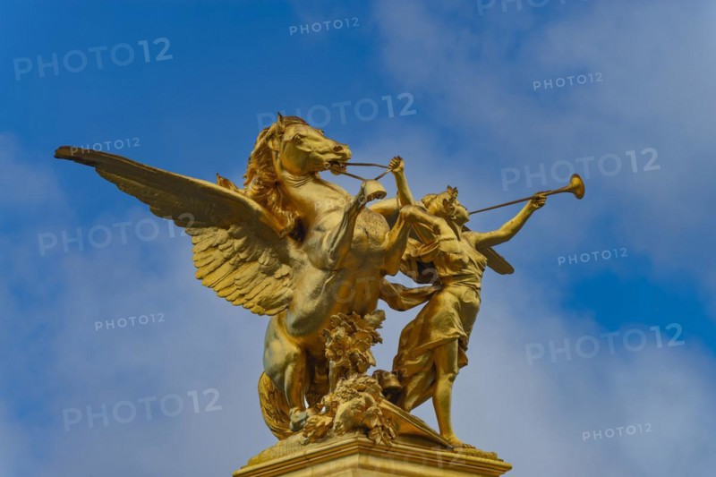 Column with the figural group Fama of War on the Pont Alexandre III.