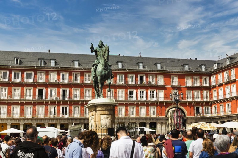Crowd and equestrian statue of Philip III in the Plaza Mayor