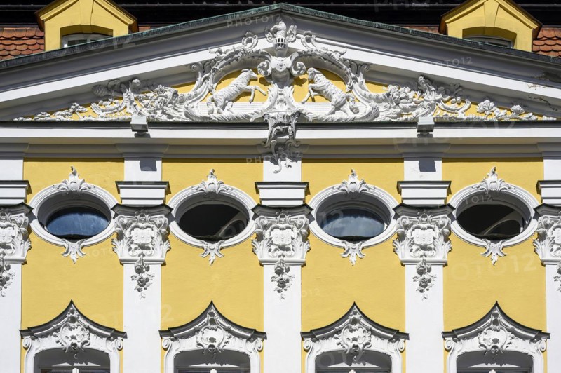 Rich stucco on the tympanum of the London Court built around 1700