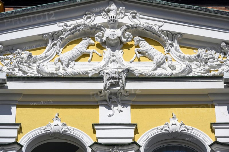 Rich stucco on the tympanum of the London Court built around 1700