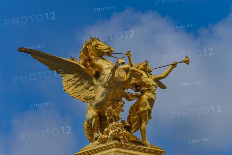 Column with the figural group Fama of War on the Pont Alexandre III.
