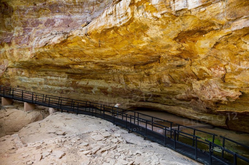 Overhanging cliffs at Pedra Furada