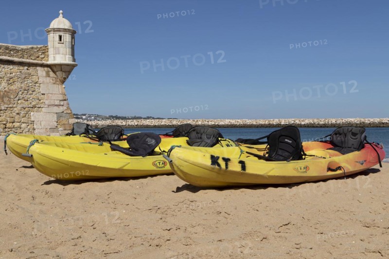 Kayaks on the sandy beach next to the Forte da Ponta da Bandeira