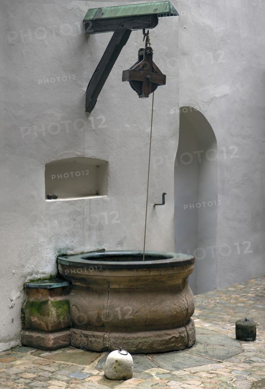 Historical draw well in the courtyard of the Femobaus
