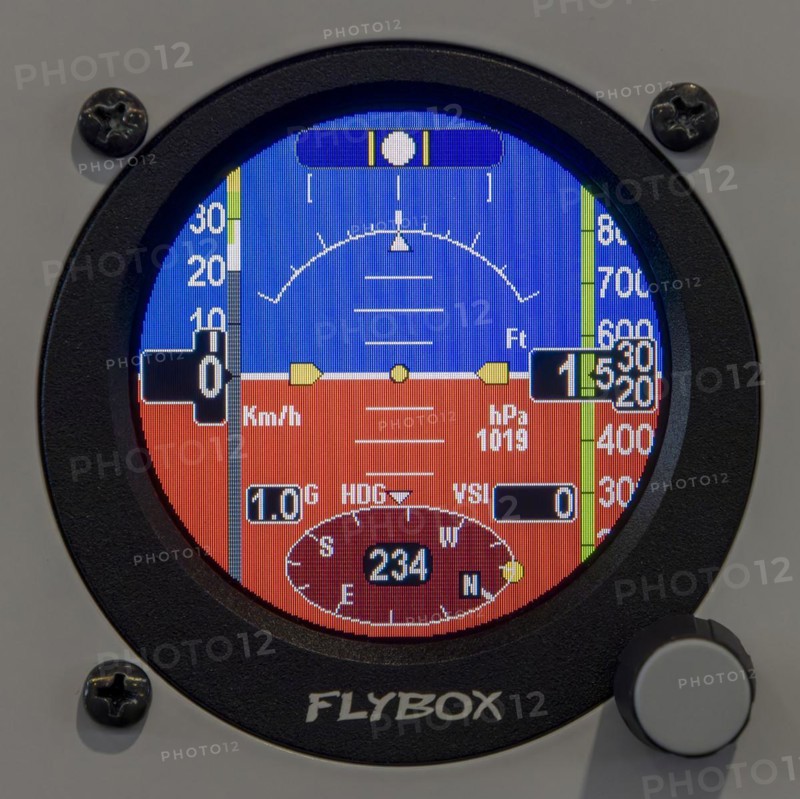 Digital cockpit device for the instrument panel in the pilot's cabin