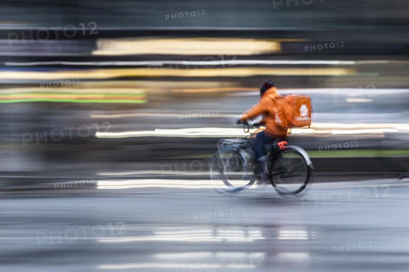 An employee of the delivery service Lieferando