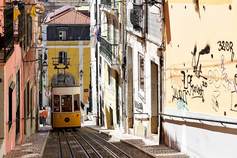 Tracks with funicular Elevador da Bica