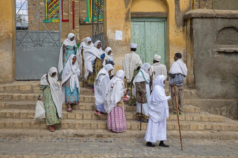 Churchgoers dressed in white leaving the Arabtu Ensessa Church
