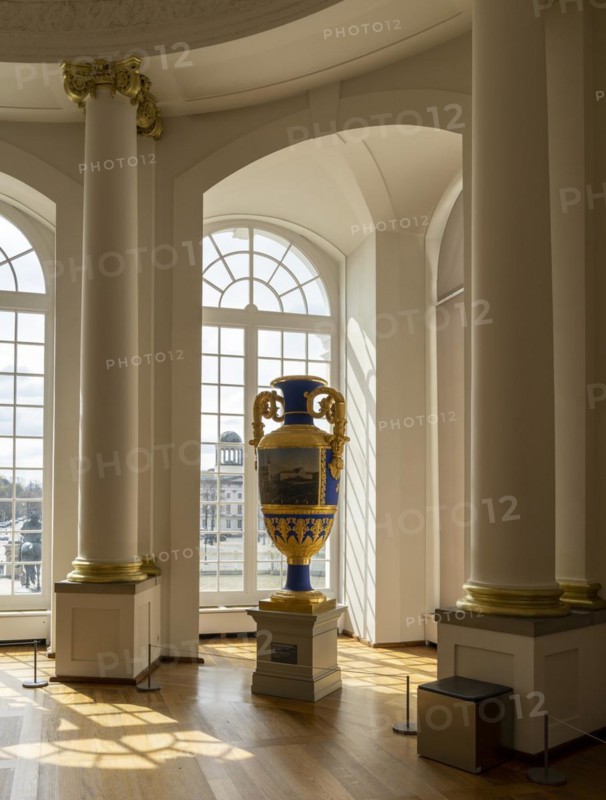 State vases in the upper round hall