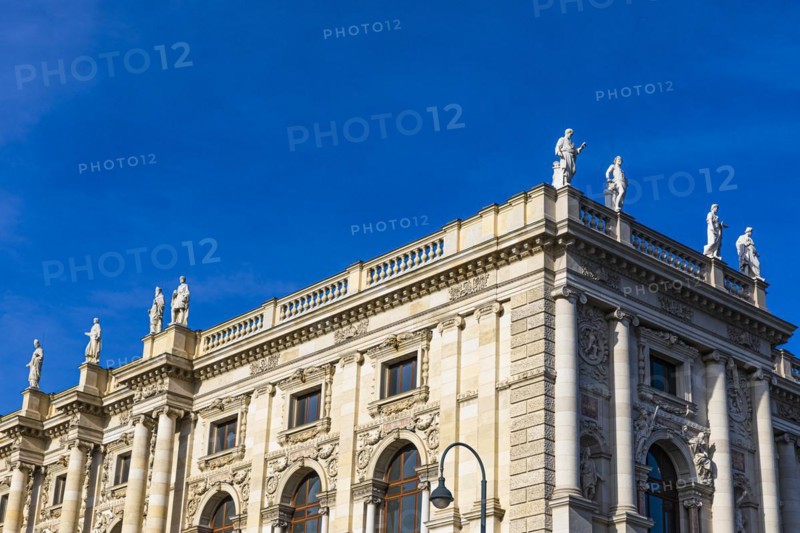 Marble figures on the roof of the Kunsthistorisches Museum