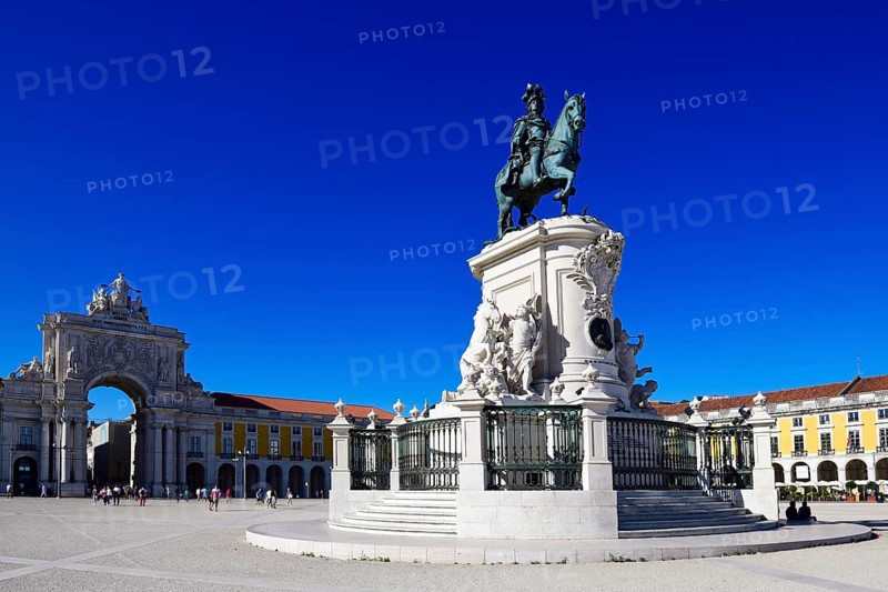 Equestrian statue of King Jose I and triumphal arch Arco da Rua Augusta
