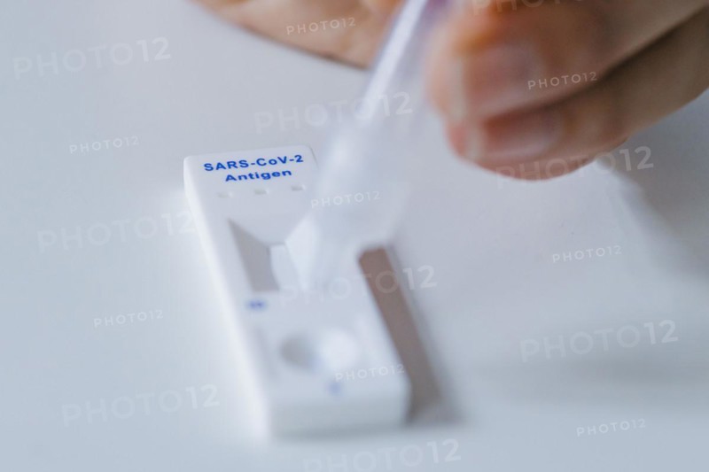 Symbol photo on the topic ' Compulsory testing in the office '. A Sars Covid-19 antigen rapid test lies on a desk. Berlin