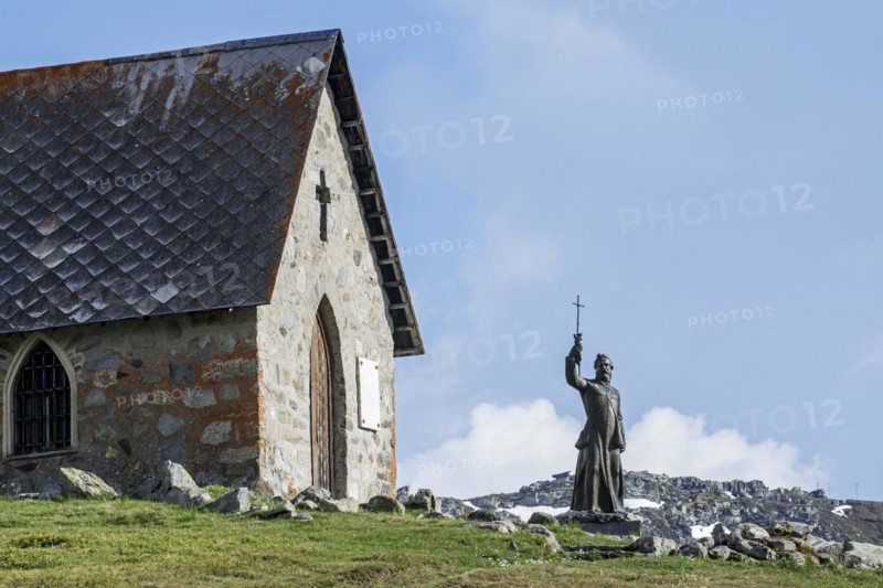 Chapel and statue of abb
