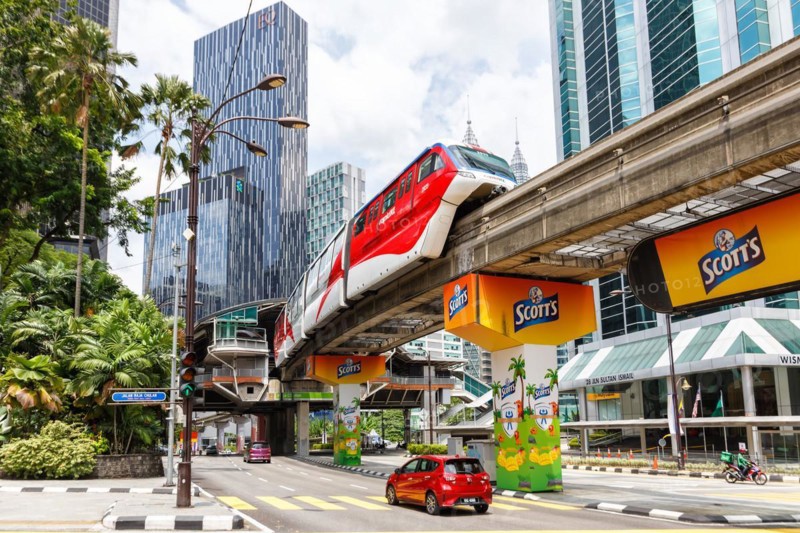 Monorail monorail at Raja Chulan public transport stop in Kuala Lumpur