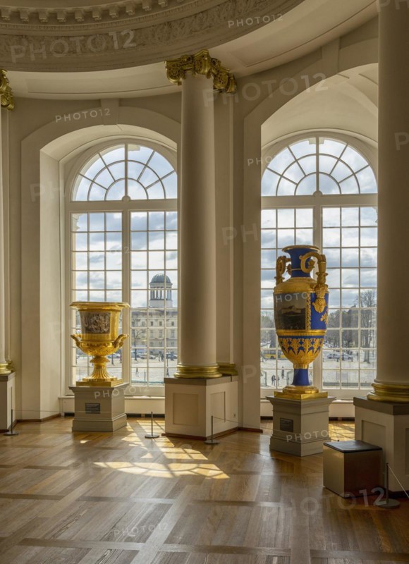 State vases in the upper round hall