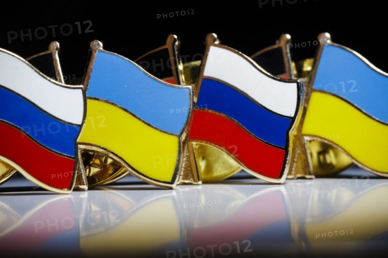 Symbolic photo on the topic ' Diplomacy between Russia and Ukraine '. Pins with the national flags of Russia and Ukraine stand on a table. Berlin